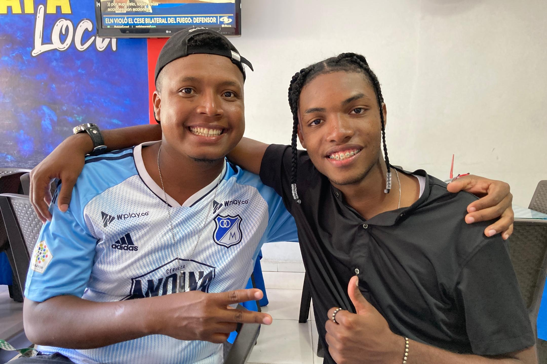Schulterschluss und Stabübergabe: Leonardo Jesús Castro de la Cruz (links) vom Leitungsteam des Centro Afro, der als Mitglied der HipHop-Band AfroMiTu 2022 in Deutschland zu Besuch war, und Edwin Narváez (rechts), der von Adveniat als Kampagnengast 2024 ausgewählt wurde.