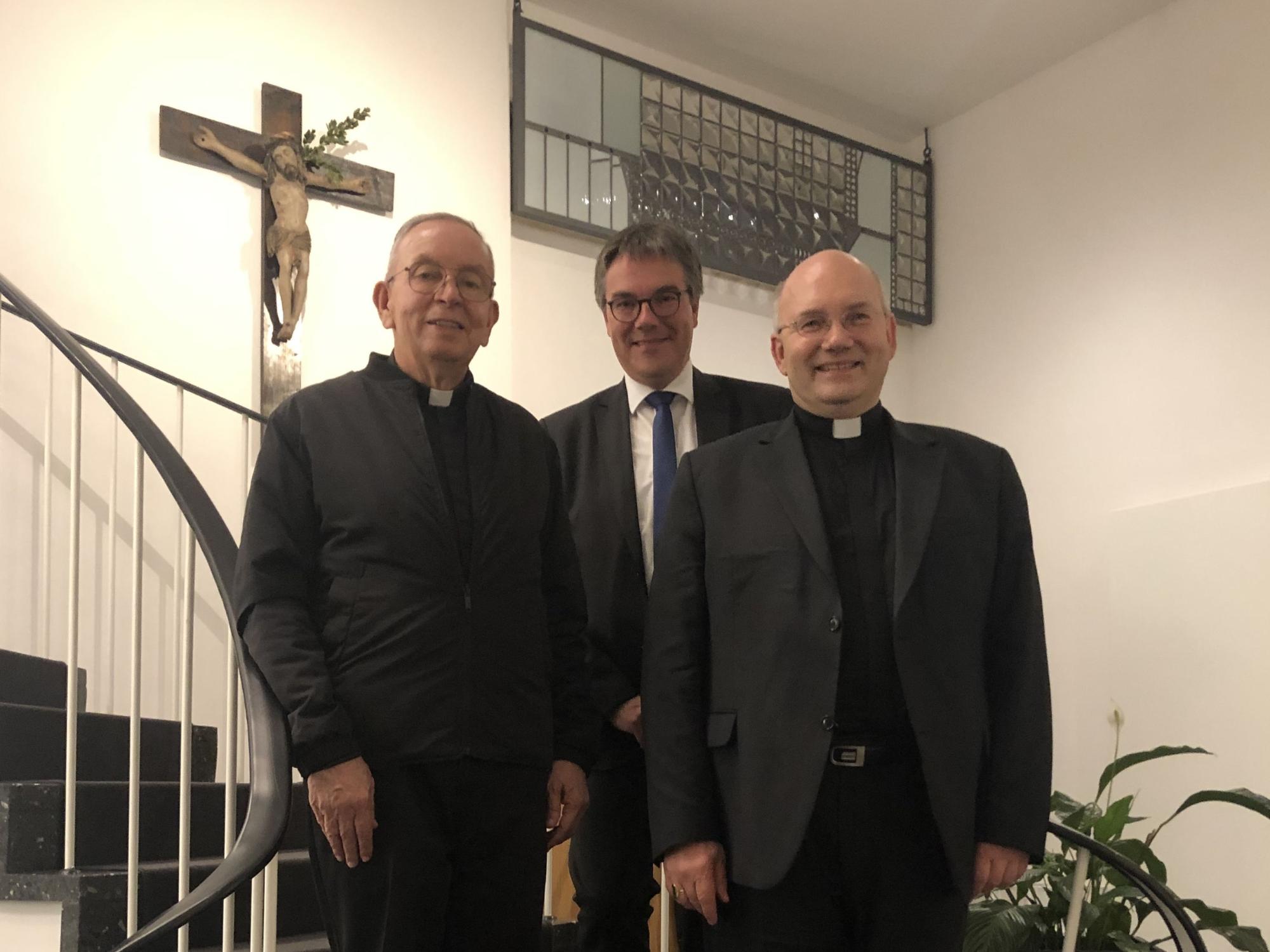 (v. l. n. r.) Monsignore Henao, Stephan Jentgens und Bischof Dr. Helmut Dieser