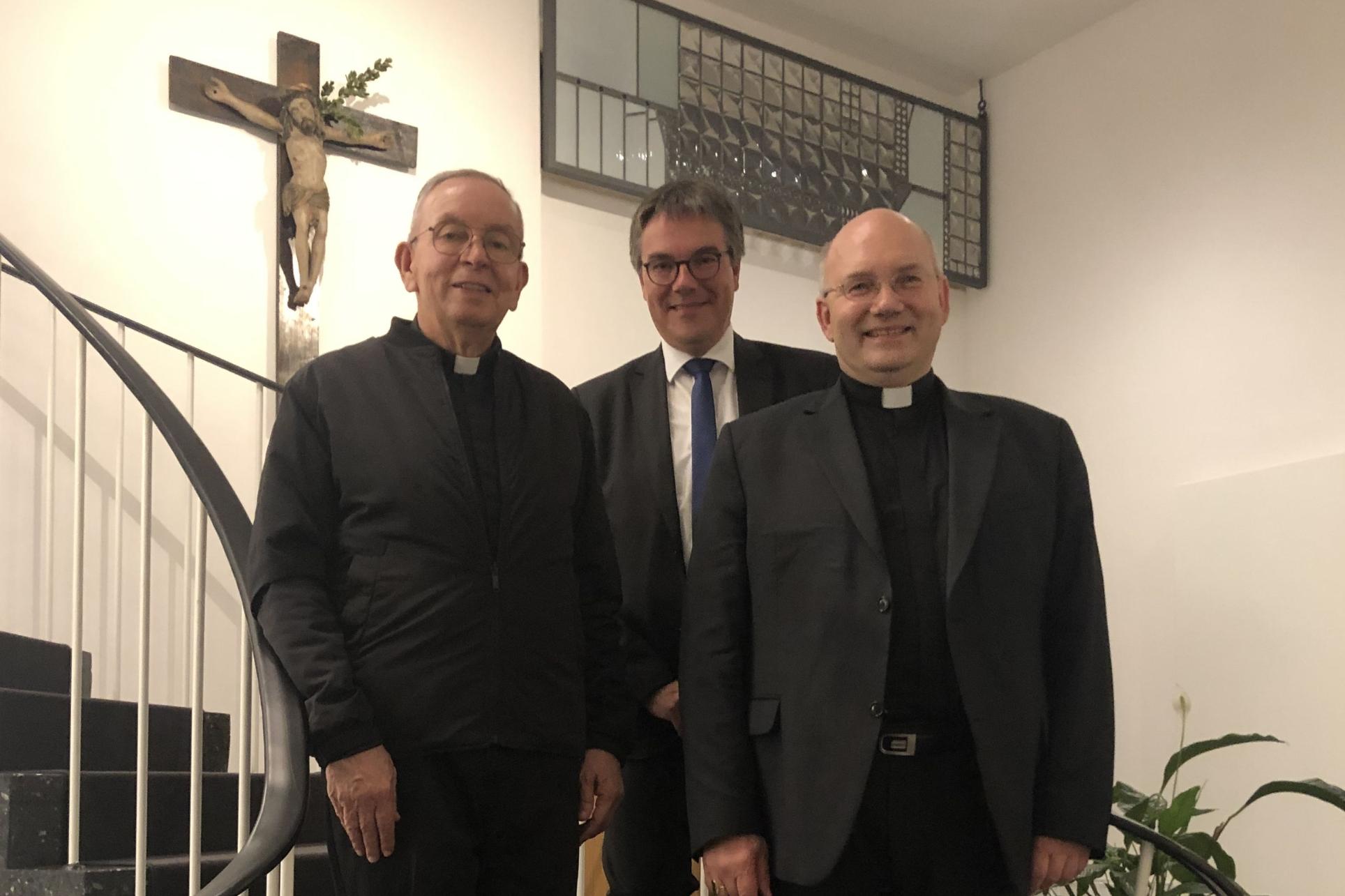 (v. l. n. r.) Monsignore Henao, Stephan Jentgens und Bischof Dr. Helmut Dieser