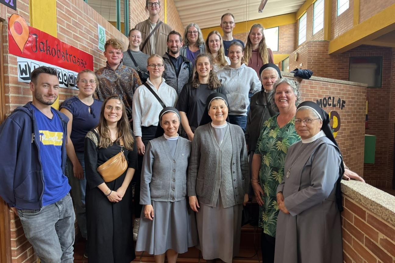 Gruppenfoto im Projekt der Schwestern vom armen Kinde Jesus in Altos de Cazucá im Ballungsraum Bogotá, das einen Kindergarten, Betreuung von Schulkindern nach dem Unterricht und medizinische Versorgung in einem von Binnenflüchtlingen bewohnten und von Gewalt geprägten Stadtteil ermöglicht.