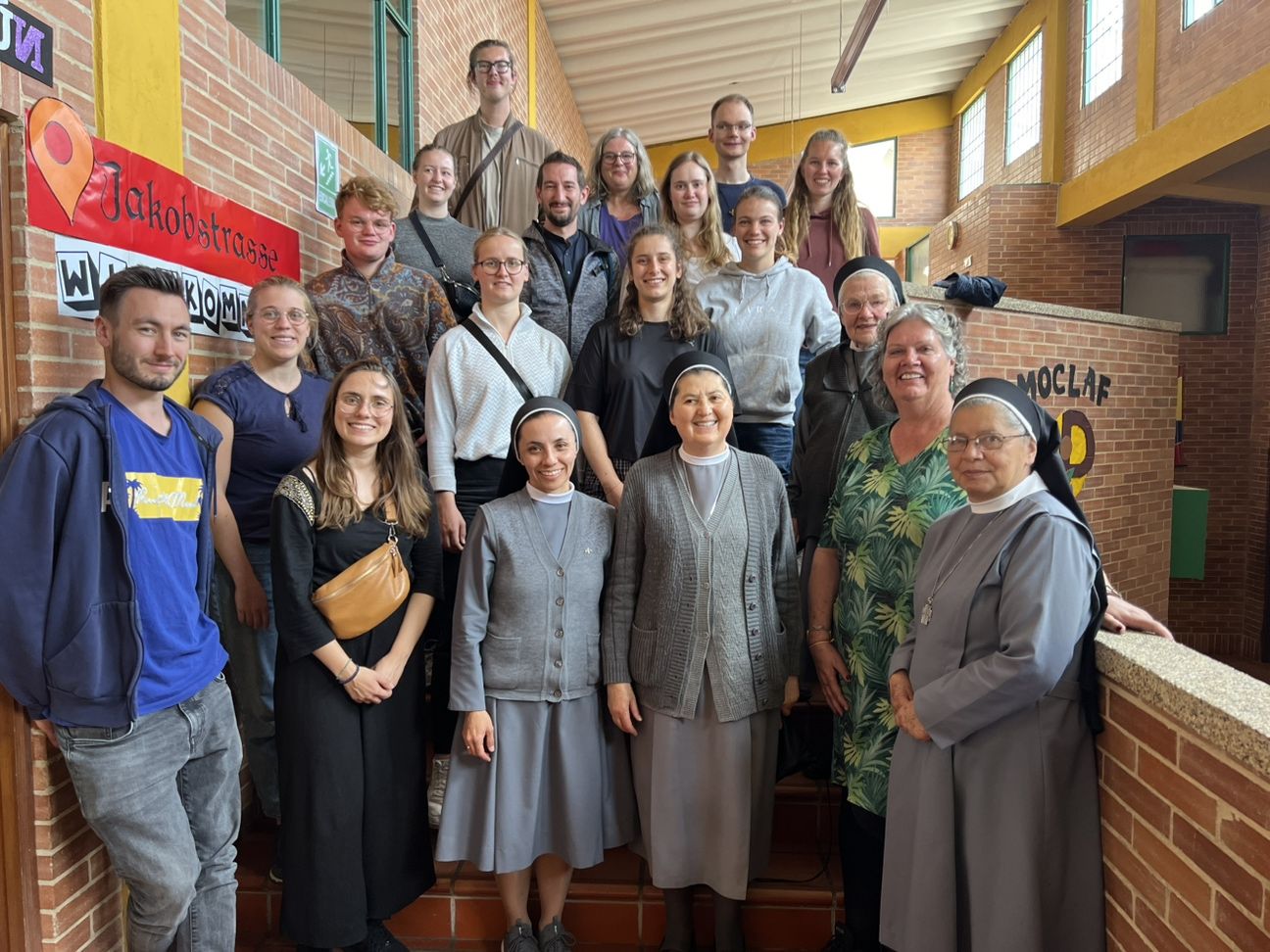 Gruppenfoto im Projekt der Schwestern vom armen Kinde Jesus in Altos de Cazucá im Ballungsraum Bogotá, das einen Kindergarten, Betreuung von Schulkindern nach dem Unterricht und medizinische Versorgung in einem von Binnenflüchtlingen bewohnten und von Gewalt geprägten Stadtteil ermöglicht.