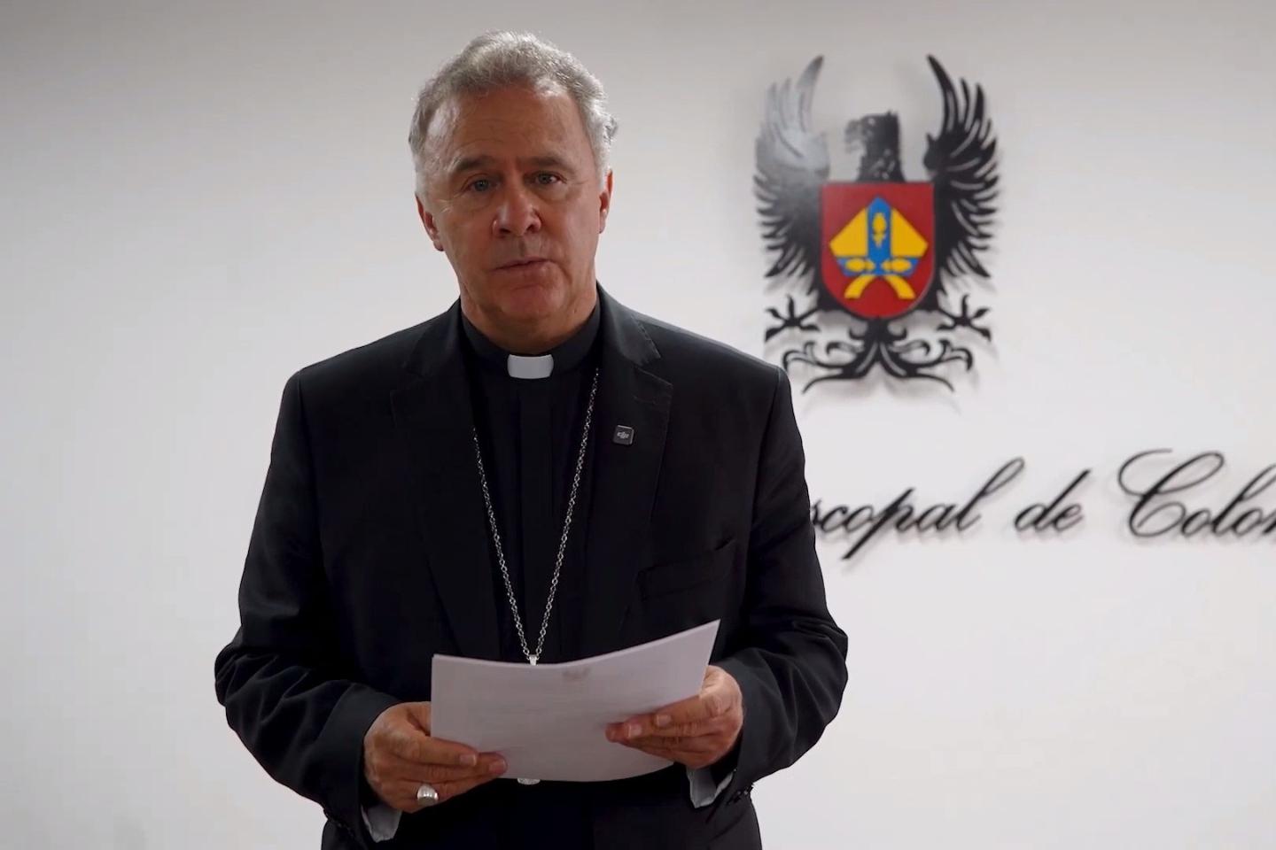 Mons. Germán Medina Acosta bei der Verlesung des Statements der kolumbianischen Bischofskonferenz.