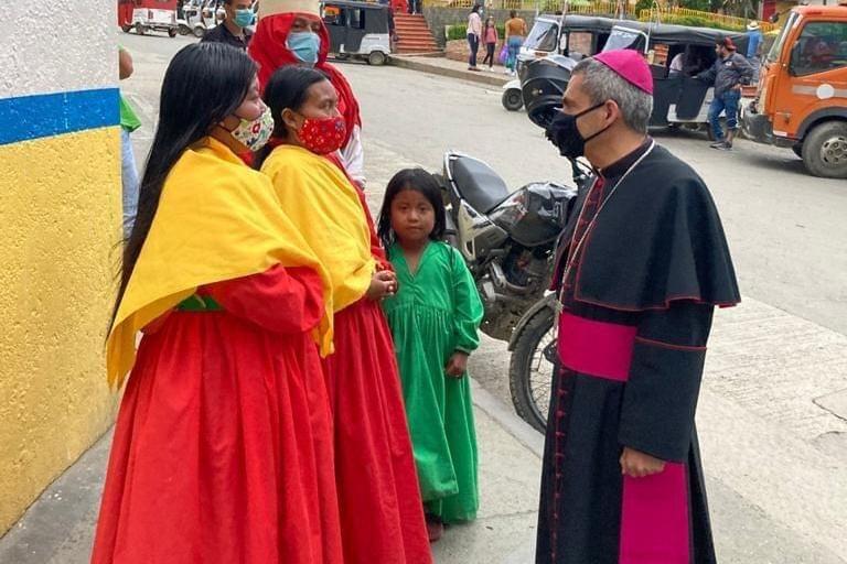 Bischof Álvarez beim Besuch einer indigenen Gemeinde im Bistum Santa Rosa de Osos.