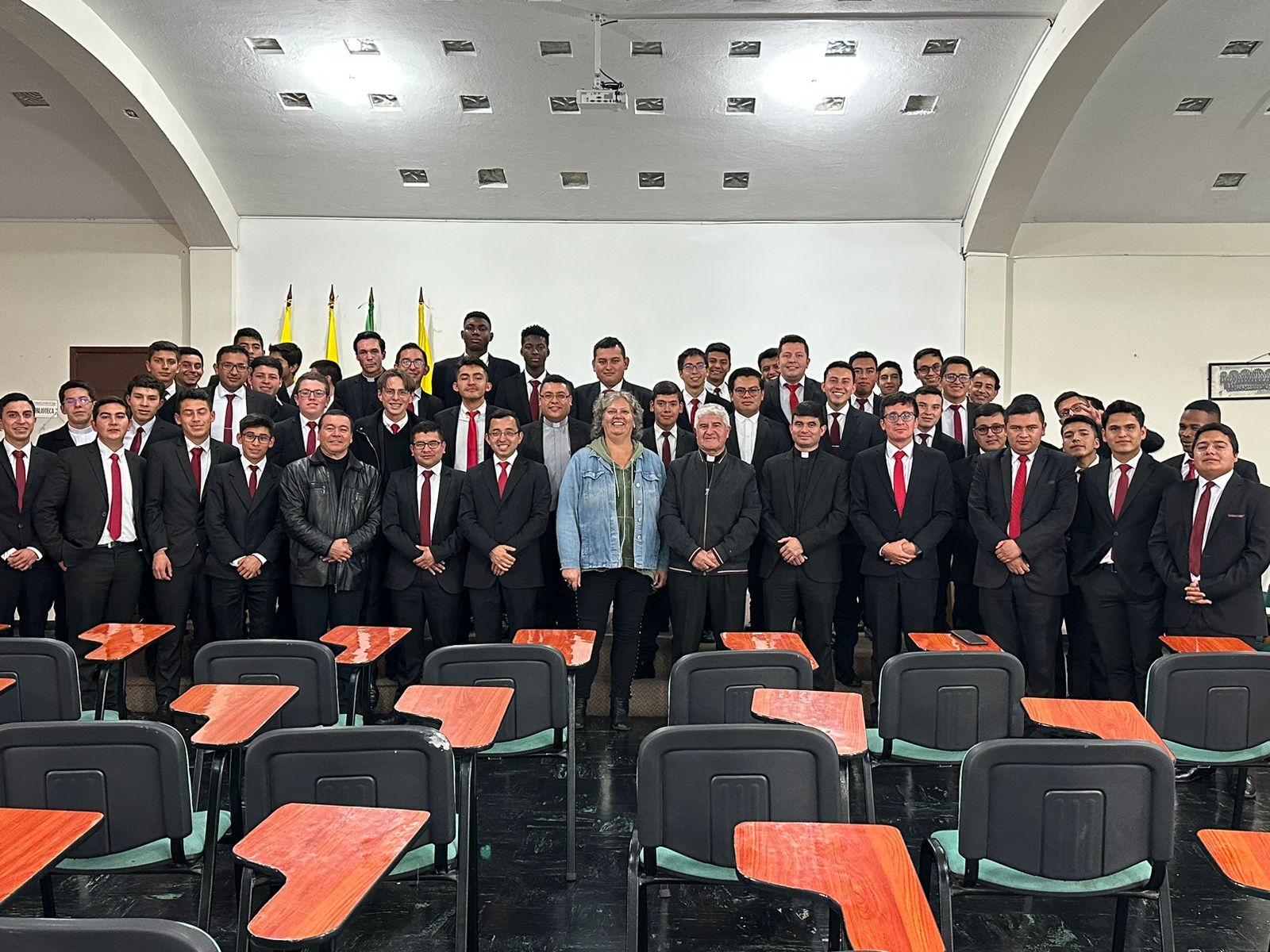 Claudia Witgens und die Seminaristen des Priesterseminars in Tunja.