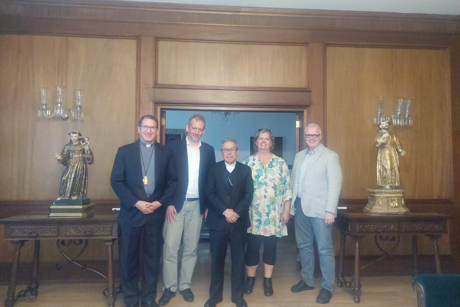 Besuch im Bischofshaus von Bogotá (v. l. n. r.): Weihbischof Luis Manuel Alí, Markus Offner, Kardinal Luis José Rueda, Claudia Witgens und Thomas Hoogen.