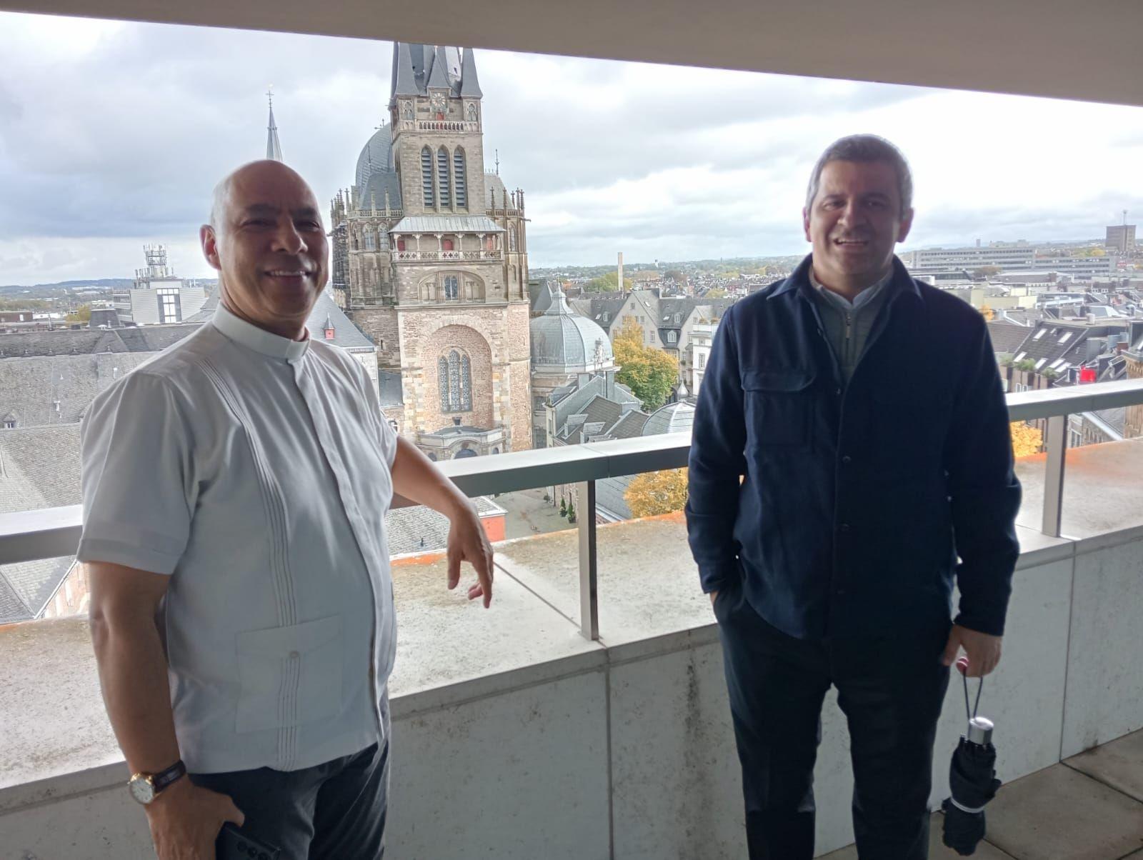 Padre Diego Guzmán (rechts) und Padre Guillermo Carmona (links) zu Besuch im Aachener Generalvikariat. (c) privat