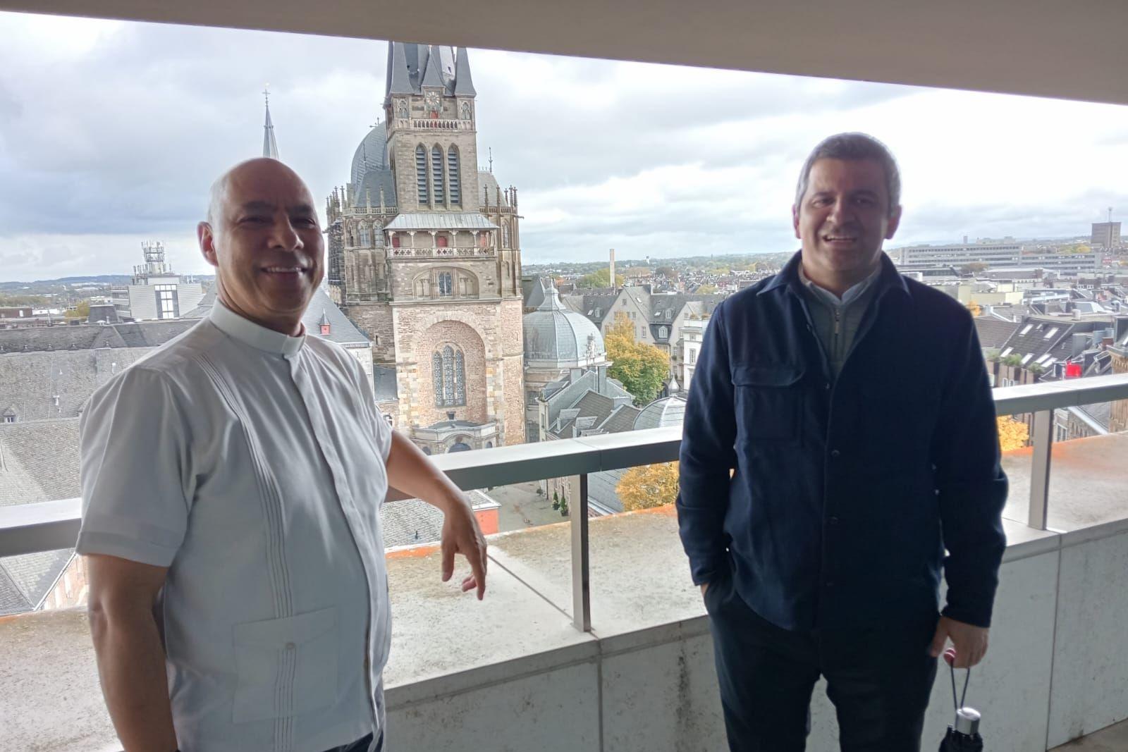 Padre Diego Guzmán (rechts) und Padre Guillermo Carmona (links) zu Besuch im Aachener Generalvikariat.