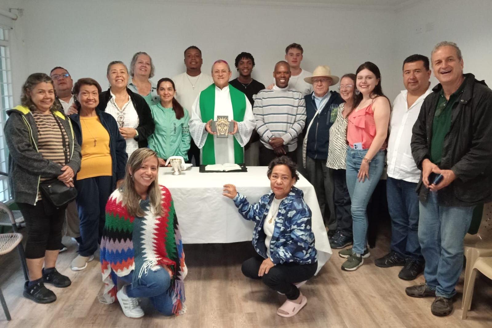 Bischof Quintero (Armenia) mit Aachener Friedenskreuz und der kolumbianischen Partnerschaftsgruppe.