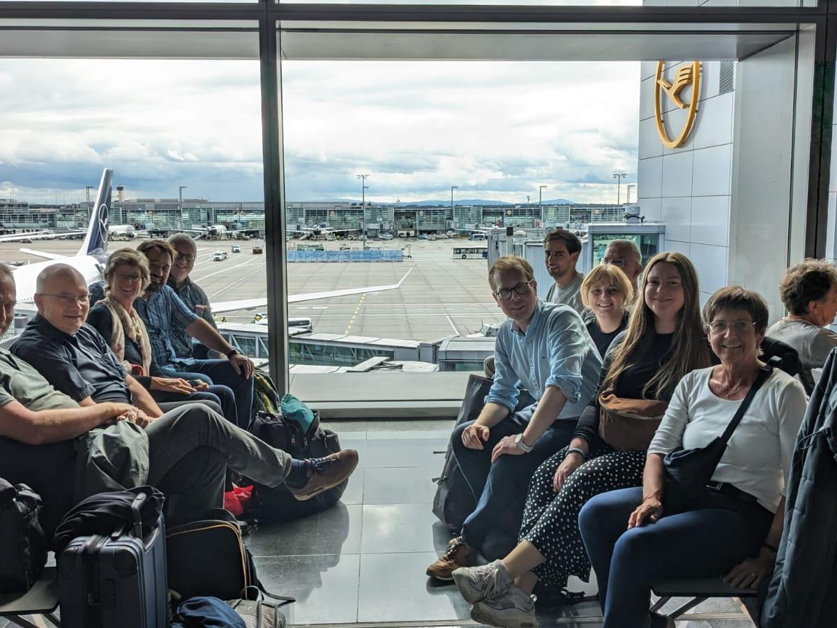 Die Reisegruppe am Flughafen