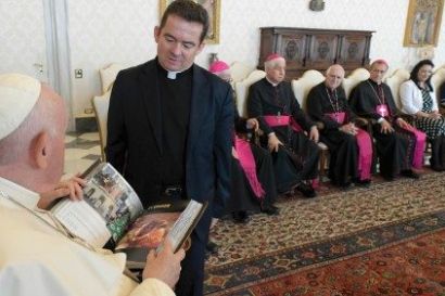 Padre Ferney López vom FPP überreicht Papst Franziskus einen Bericht über die Arbeit der Organisation.