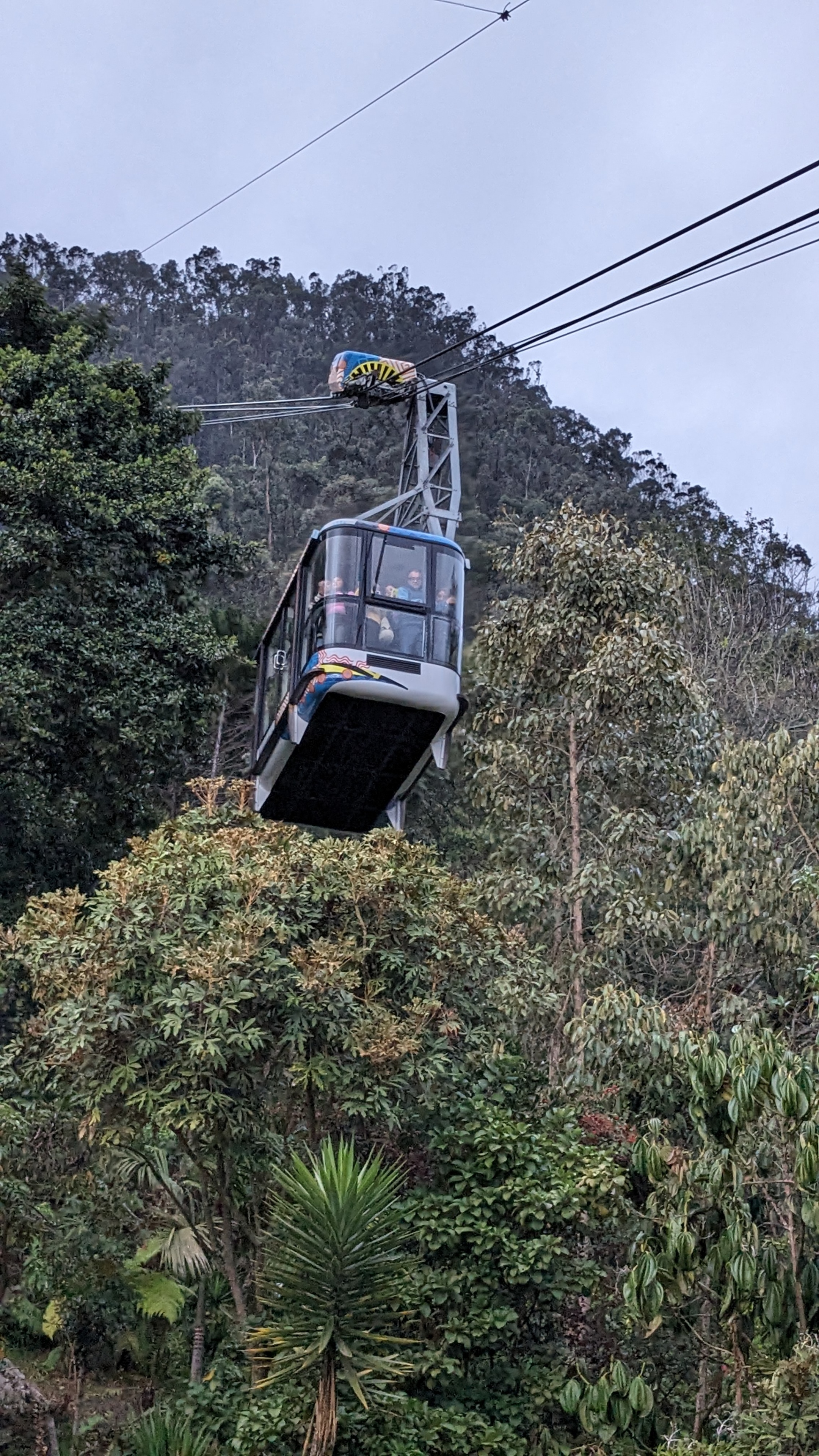 Schwerelos: Mit der Standseilbahn führt die Fahrt auf den Monserata (Hausberg von Bogota).