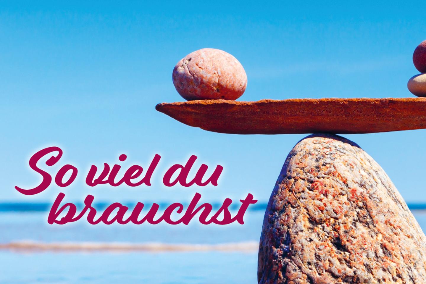 Steinturm mit Wasser im Hintergrund