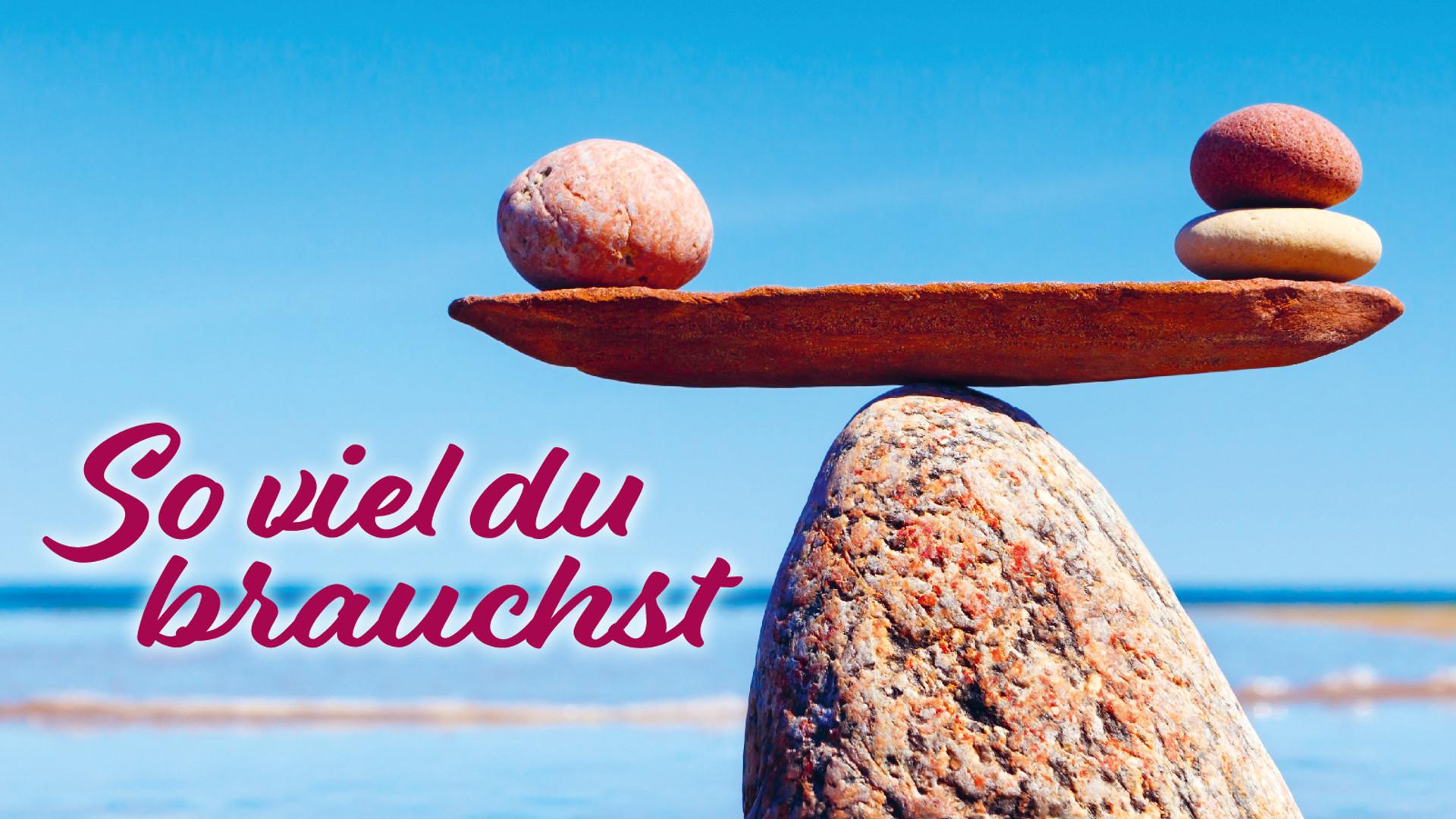 Steinturm mit Wasser im Hintergrund