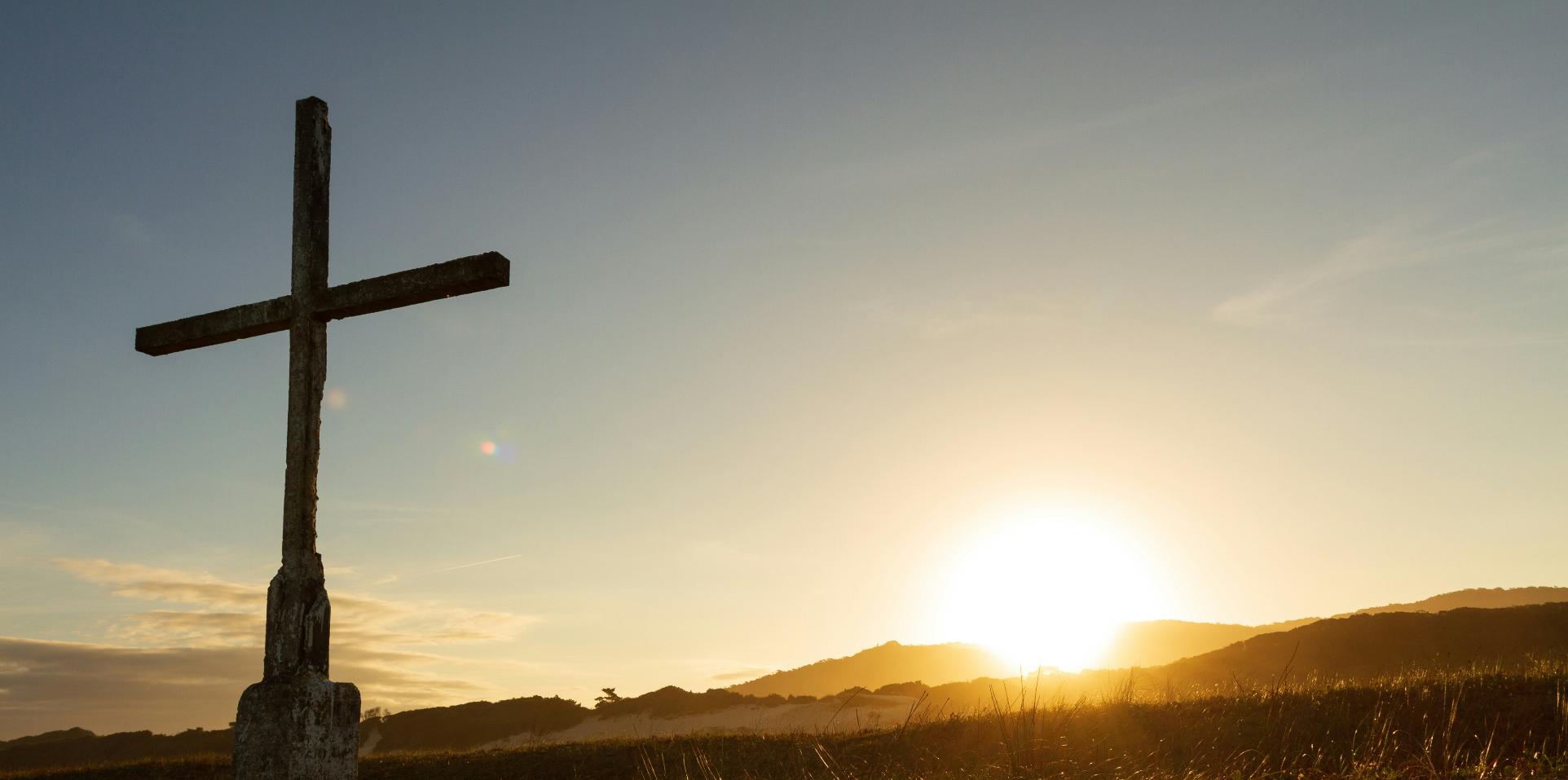 Kreuz und Sonnenaufgang