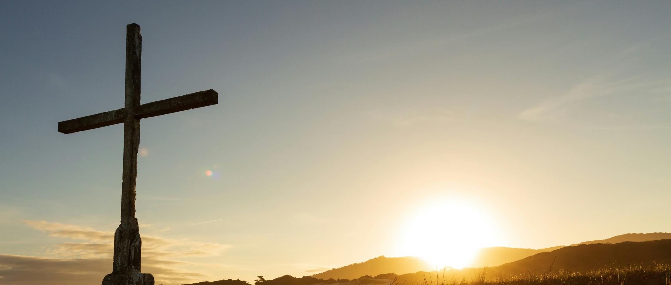 Kreuz und Sonnenaufgang