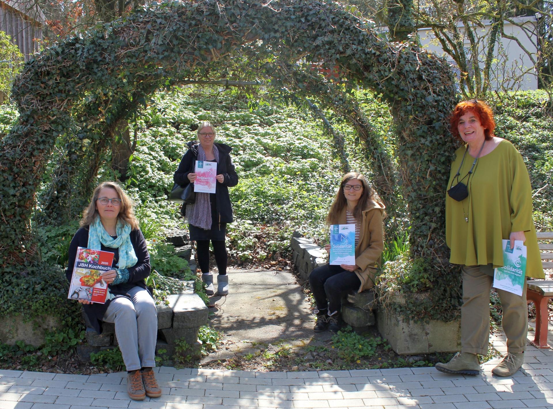 Hoffen, dass sich viele an der Solidaritätskollekte im Bistum Aachen beteiligen: Renate Clemens-Symanzik (Jugendwerkstatt Stolberg; v.l.), Hanne Zakowski (Jugendberufshilfe Stolberg), Kathrin Henneberger (Bistum Aachen) und Katja Knospe (Jugendwerkstatt Stolberg).