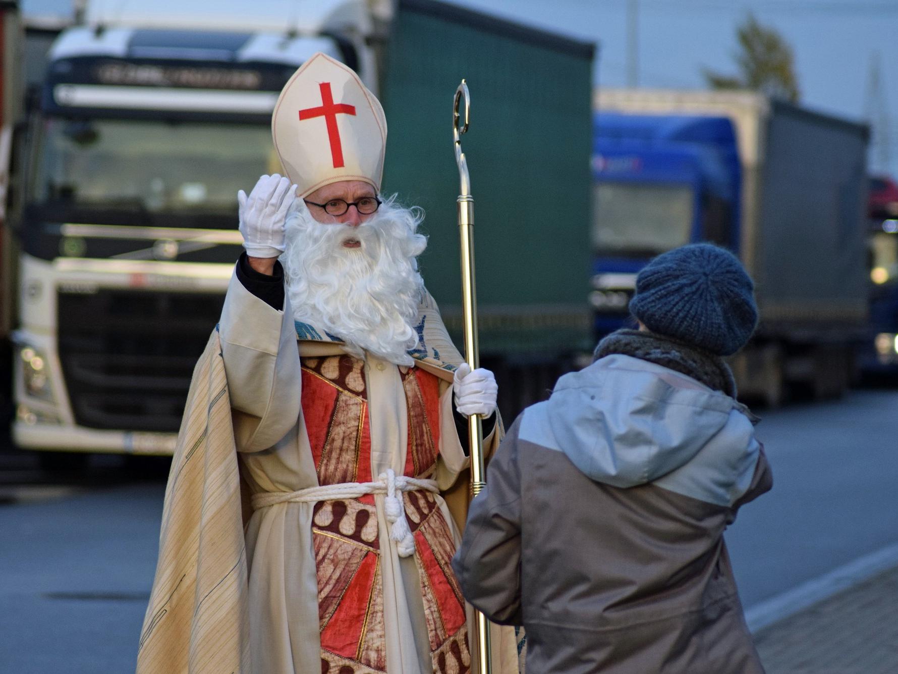 Nikolaus überrascht Fernfahrer:innen (c) Thomas Hohenschue