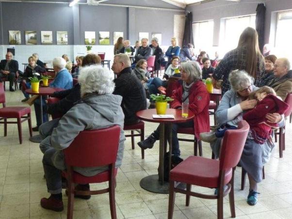 Diesmal  wurden in diesem Rahmen in der Tuchfabrik unter dem Titel „Kissen auf Kisten“ Objekte zu Gunsten unseres Deutschkurses vor dem Strickcafé „Stricken gegen die Kälte“ versteigert.