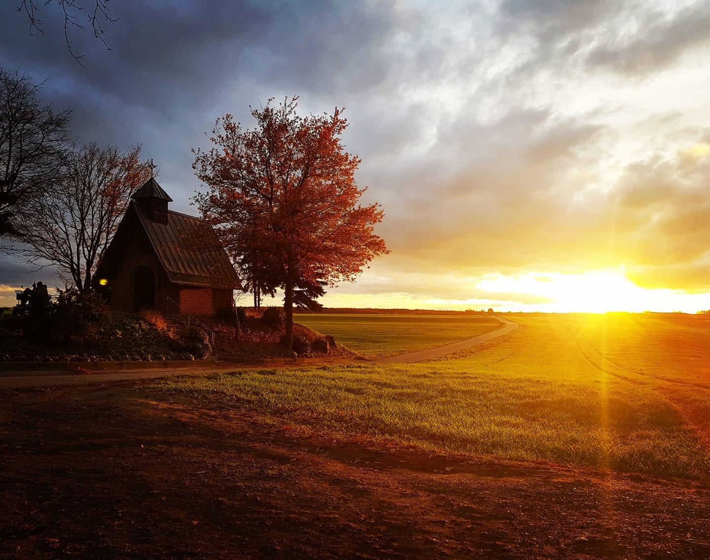 Stimmungsvoller Sonnenuntergang am Kapellenweg