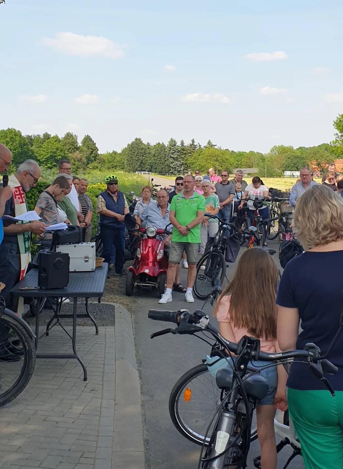 Fahrradsegnung in Heinsberg, Menschen mit Fahrrädern