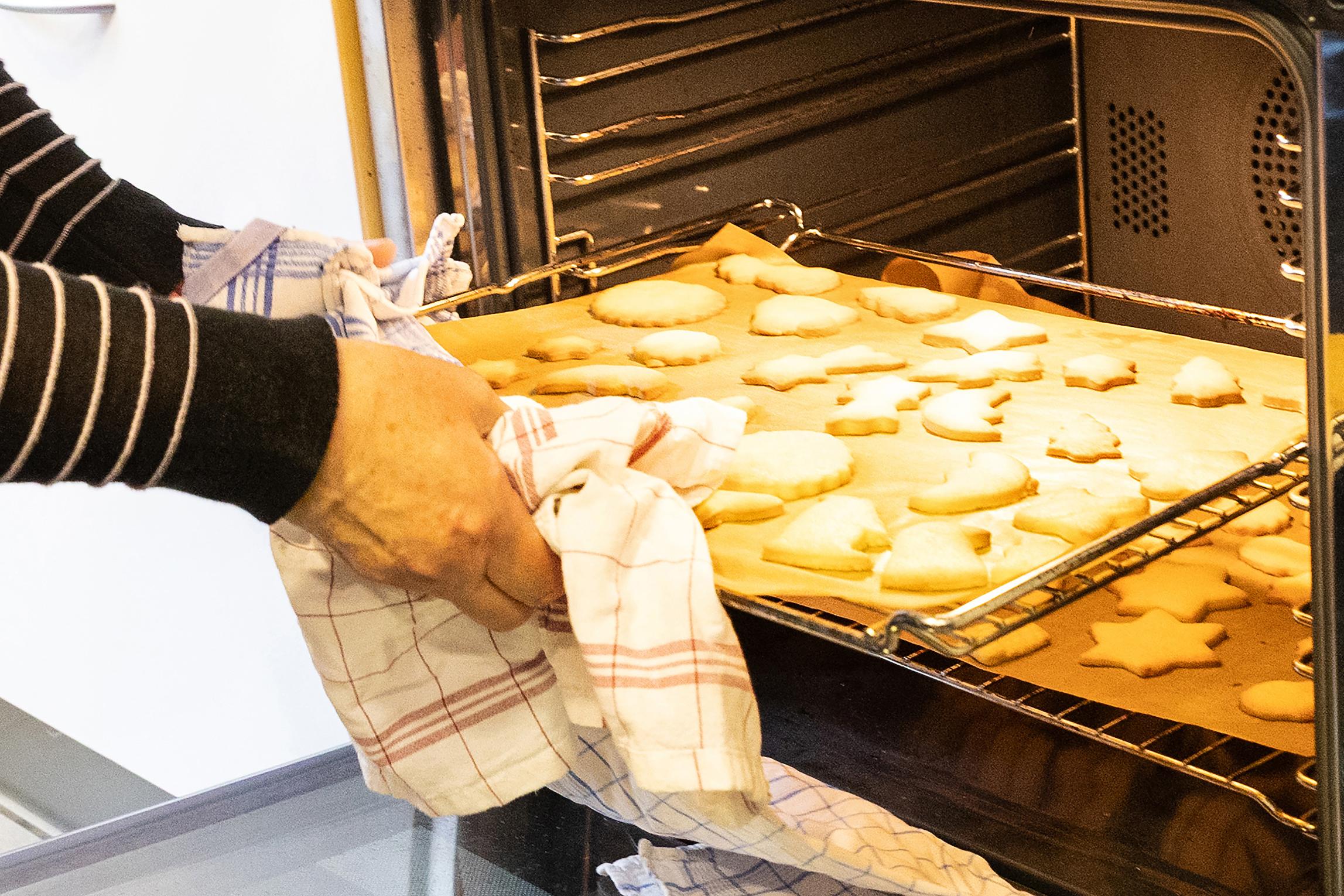 Backblech mit Keksen