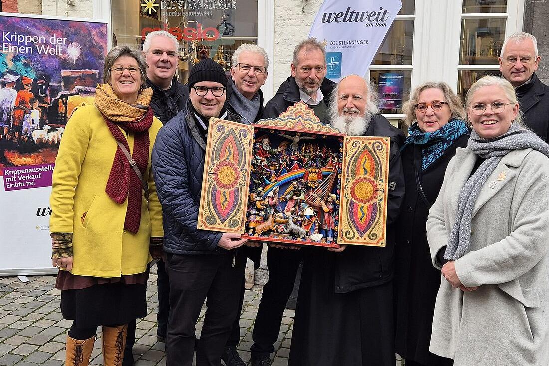 Anke Reermann, missio-Diözesanreferentin, Geschäftsführung Weltweit am Dom, Ingo Jungen, Landesgemeinschaft der Krippenfreunde im Rheinland und Westfalen e.V., Pfarrer Dirk Bingener, Präsident missio Aachen e.V. und Kindermissionswerk ,Die Sternsinger‘, Thomas Bürgerhausen, Leiter Weltweit am Dom, Organisator der Ausstellung, Markus Offner, Leiter der Stabsabteilung Kirche im Dialog im Bischöflichen Generalvikariat, Pater Dr. Anselm Grün OSB, Benediktinerabtei Münsterschwarzach, Hilde Scheidt, Bürgermeisterin der Stadt Aachen, Caroline Weber, Kulturbüro Rheinstil, Aachener Krippenweg, Dr. Gregor von Fürstenberg, Vorstandsmitglied von missio Aachen e.V. und dem Kindermissionswerk die „Sternsinger“.