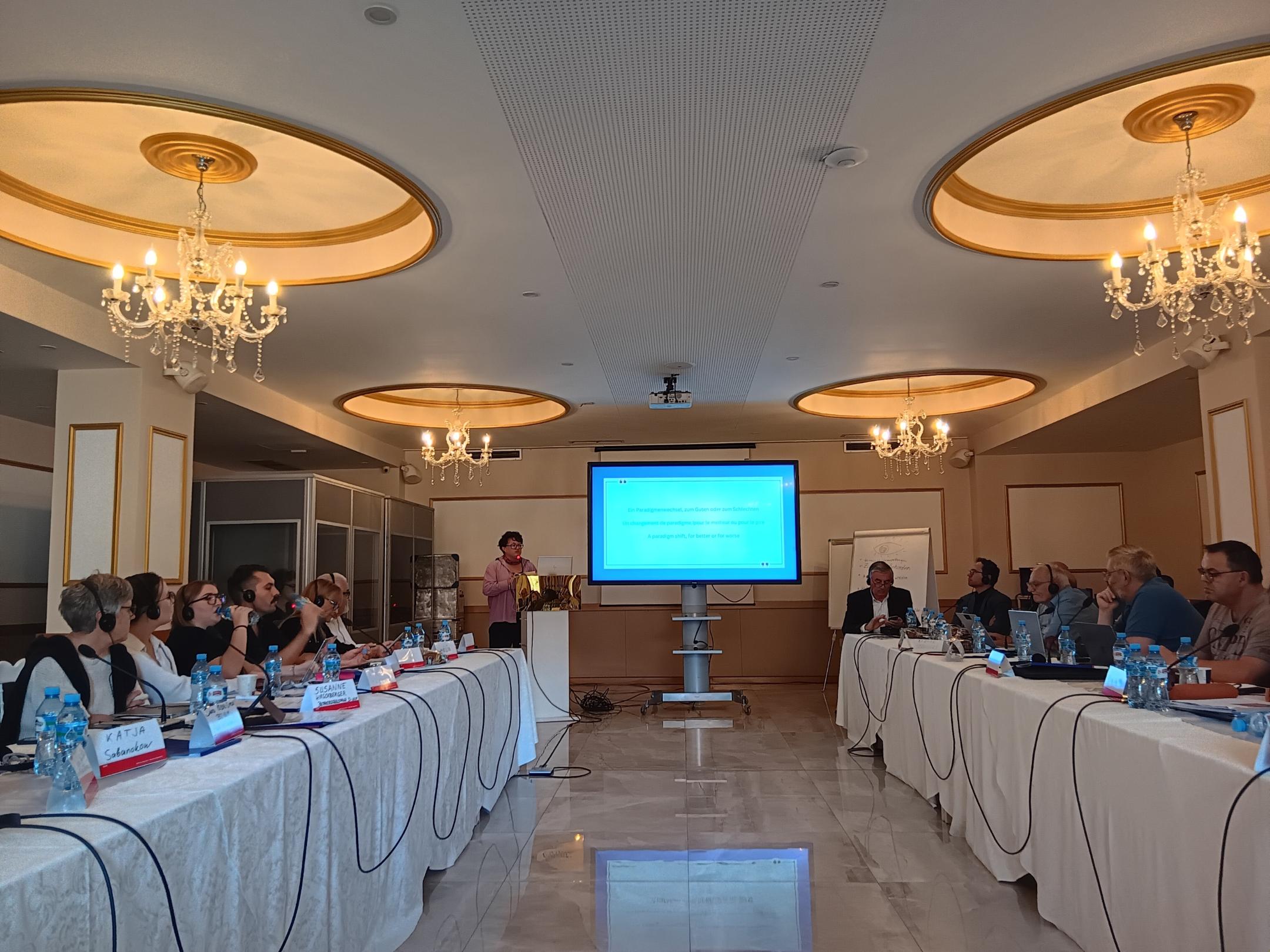 Die Konferenz fand dreisprachig mit Verdolmetschung statt und wurde durch die Europäische Union gefördert.