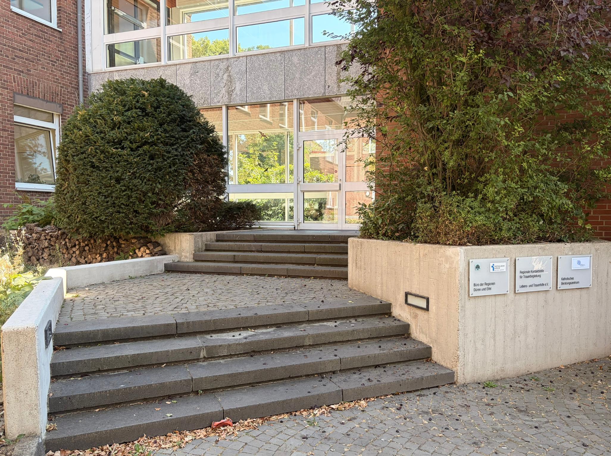 Treppe, die zum Eingang führt