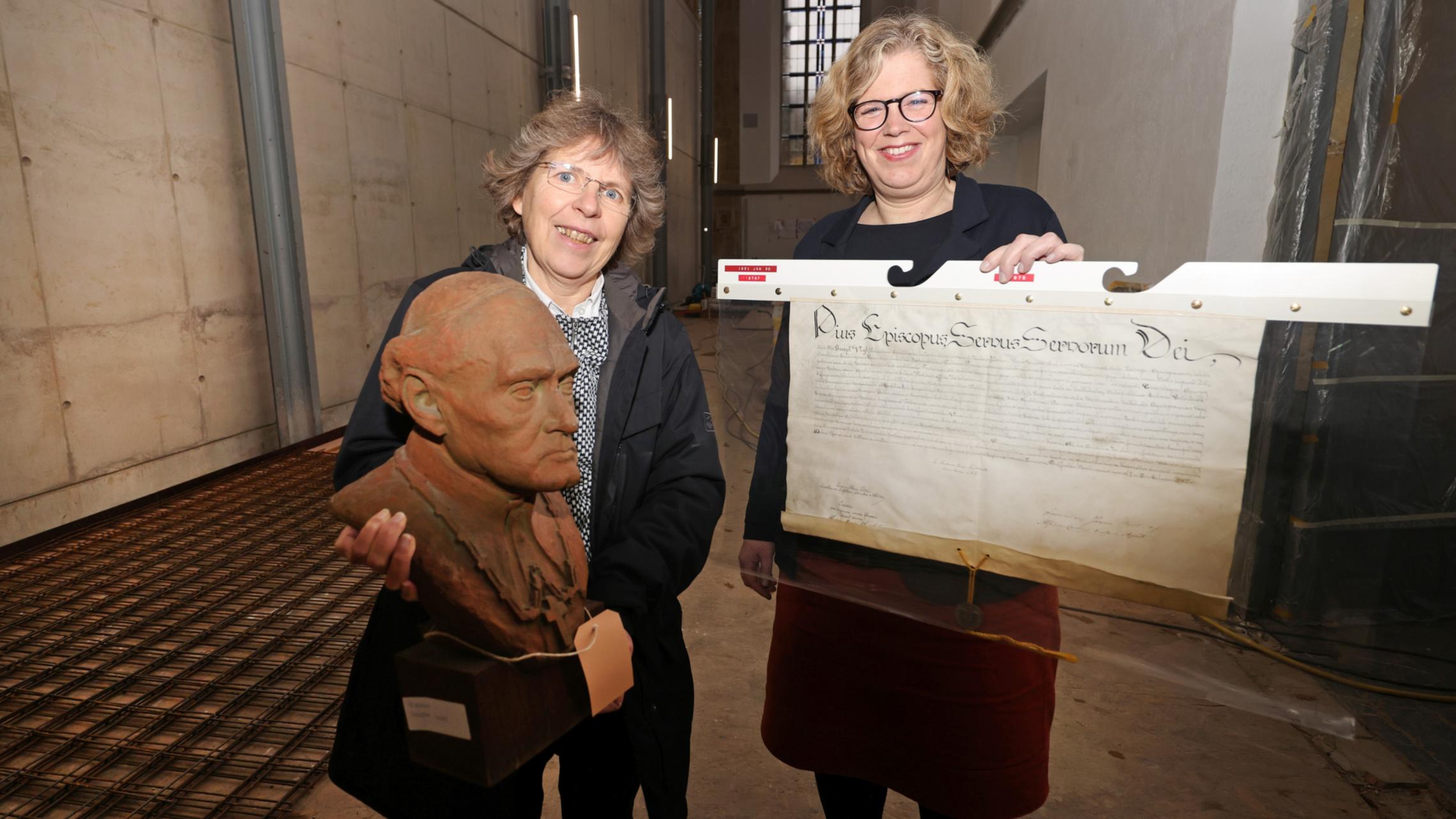 Dr. Beate Sophie Fleck (l.), Direktorin des Diözesanarchivs Aachen, und die Kuratorin der neuen Dauerausstellung, Anke Asfur.