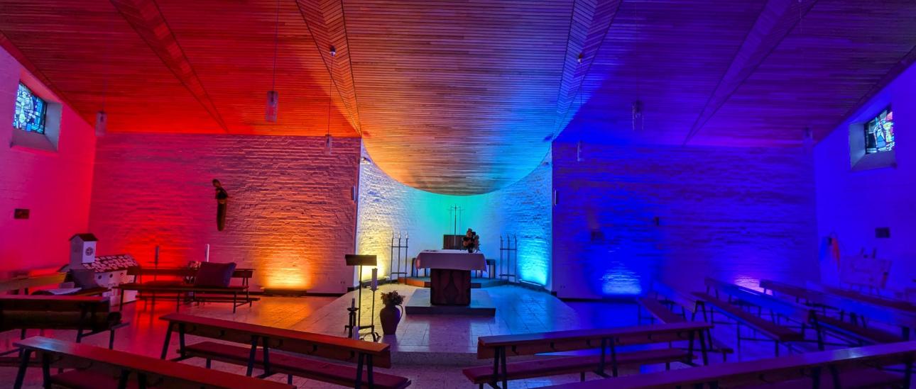 Kirche erstrahlt in unterschiedlichen Farben