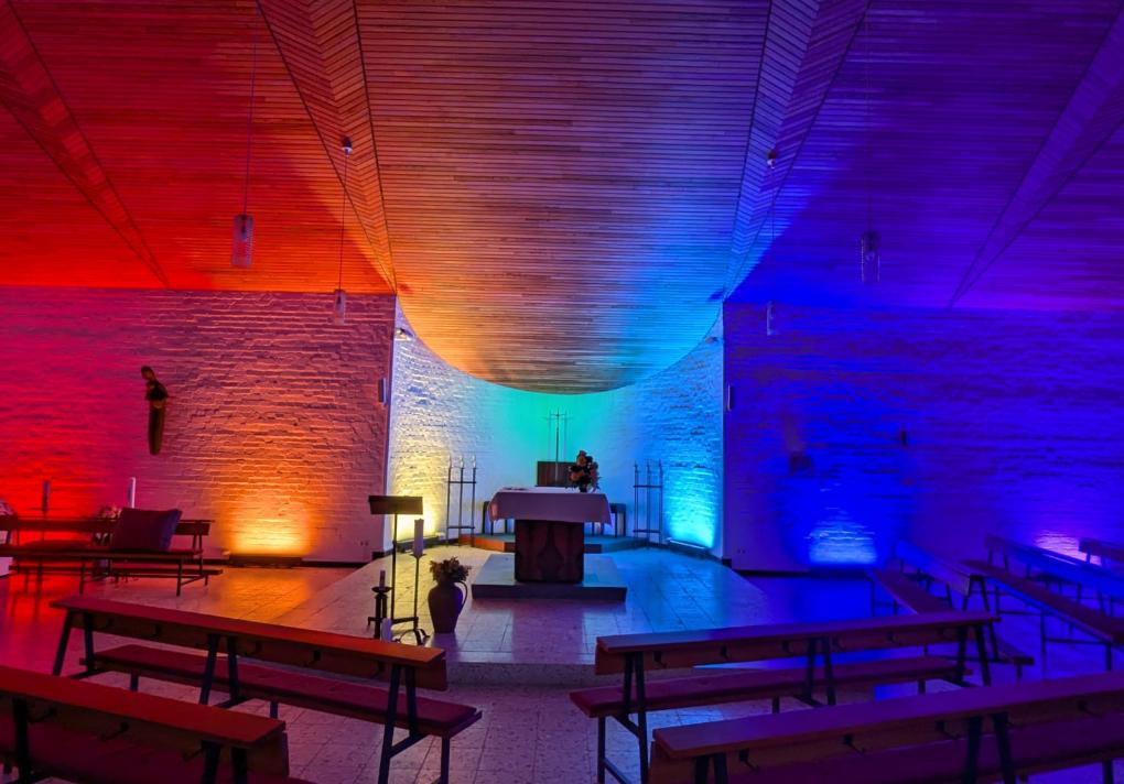 Kirche erstrahlt in unterschiedlichen Farben
