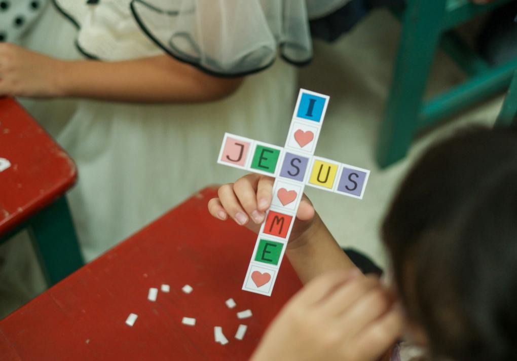 Kinder werden kreativ zu religiösen Inhalten mit klarer Botschaft für Eltern und Kinder
