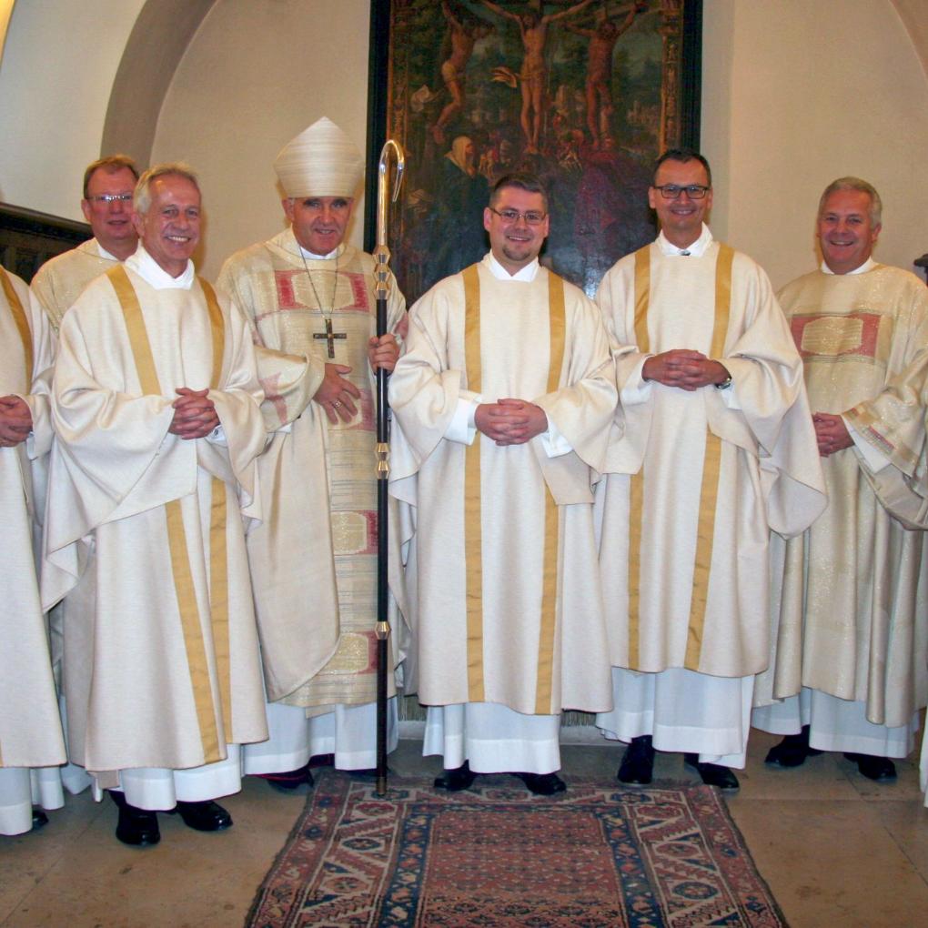 (v.l.) Diakon Stefan Kauff (halb verdeckt), Michael Gerads, Monsignore Stefan Dückers, Wilfried Elshoff, Weihbischof Johannes Bündgens, René Brokers, Jürgen Schoenen, Diakon Achim Jaskulski, Spiritual Georg Lauscher