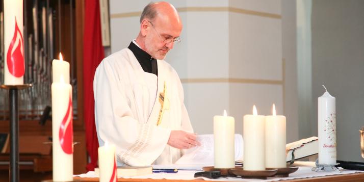 Diakon bei der Trauung