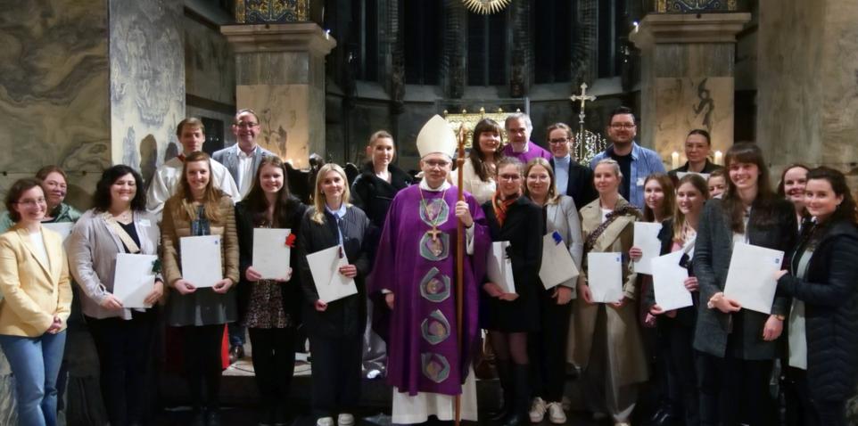 23 junge Religionslehrkräfte erhalten die kirchliche Lehrbeauftragung  (März 2025)
