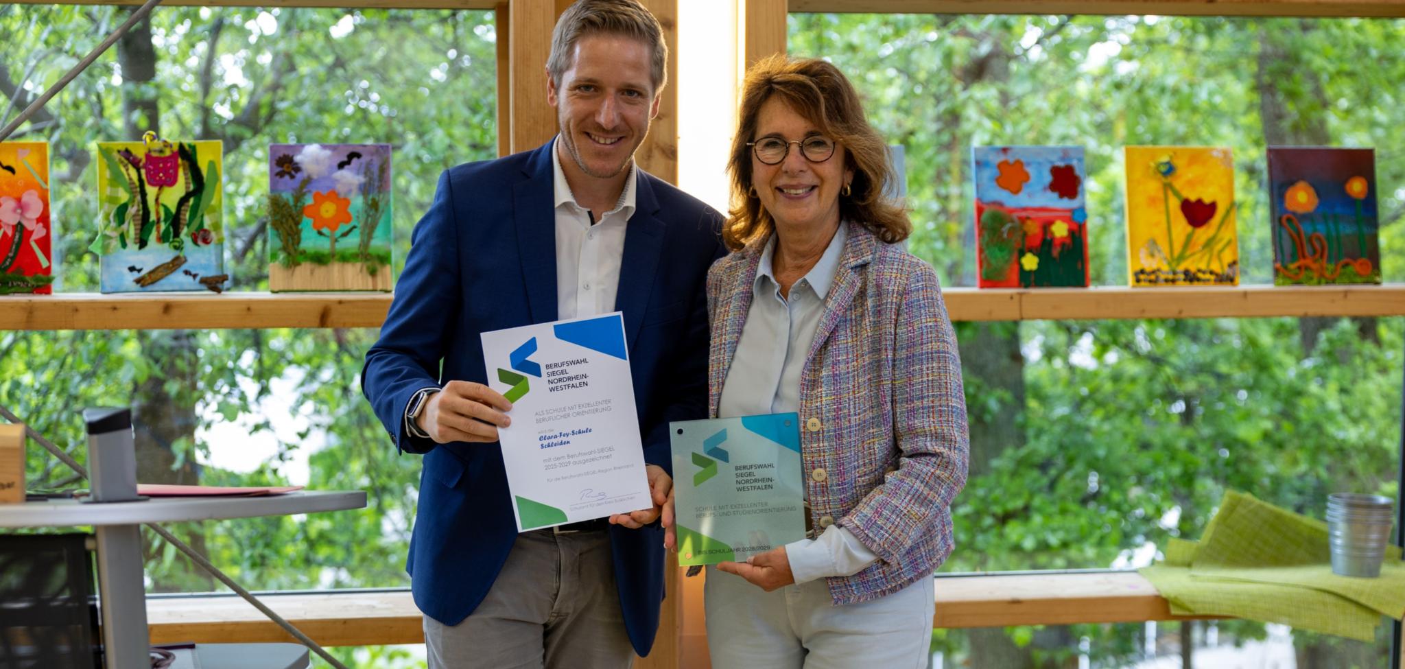 Landrat Markus Ramers und Schulleiterin Roswitha Schütt-Gerhards
