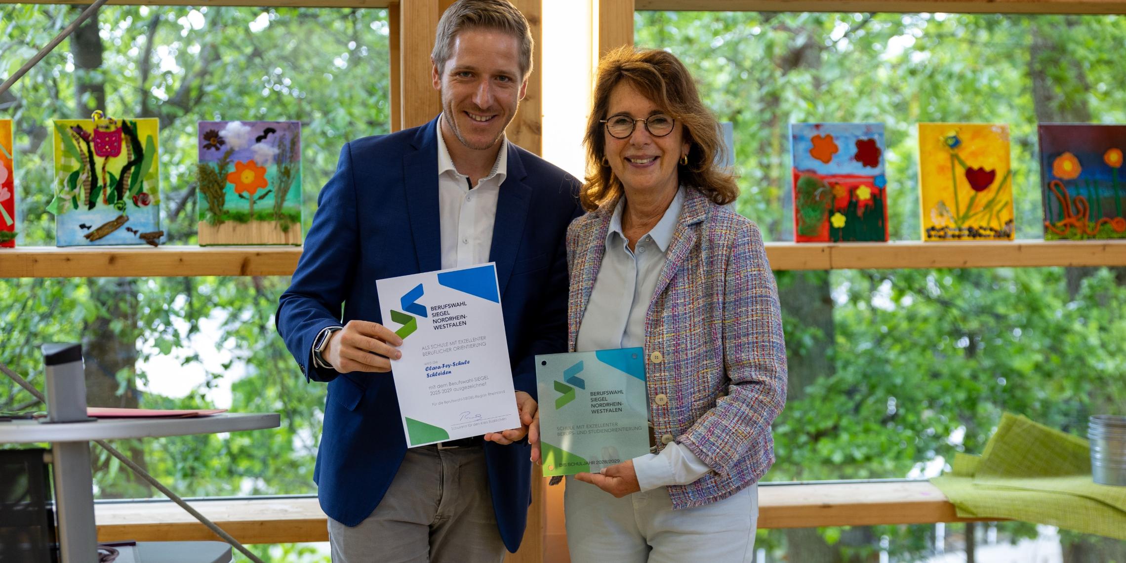 Landrat Markus Ramers und Schulleiterin Roswitha Schütt-Gerhards
