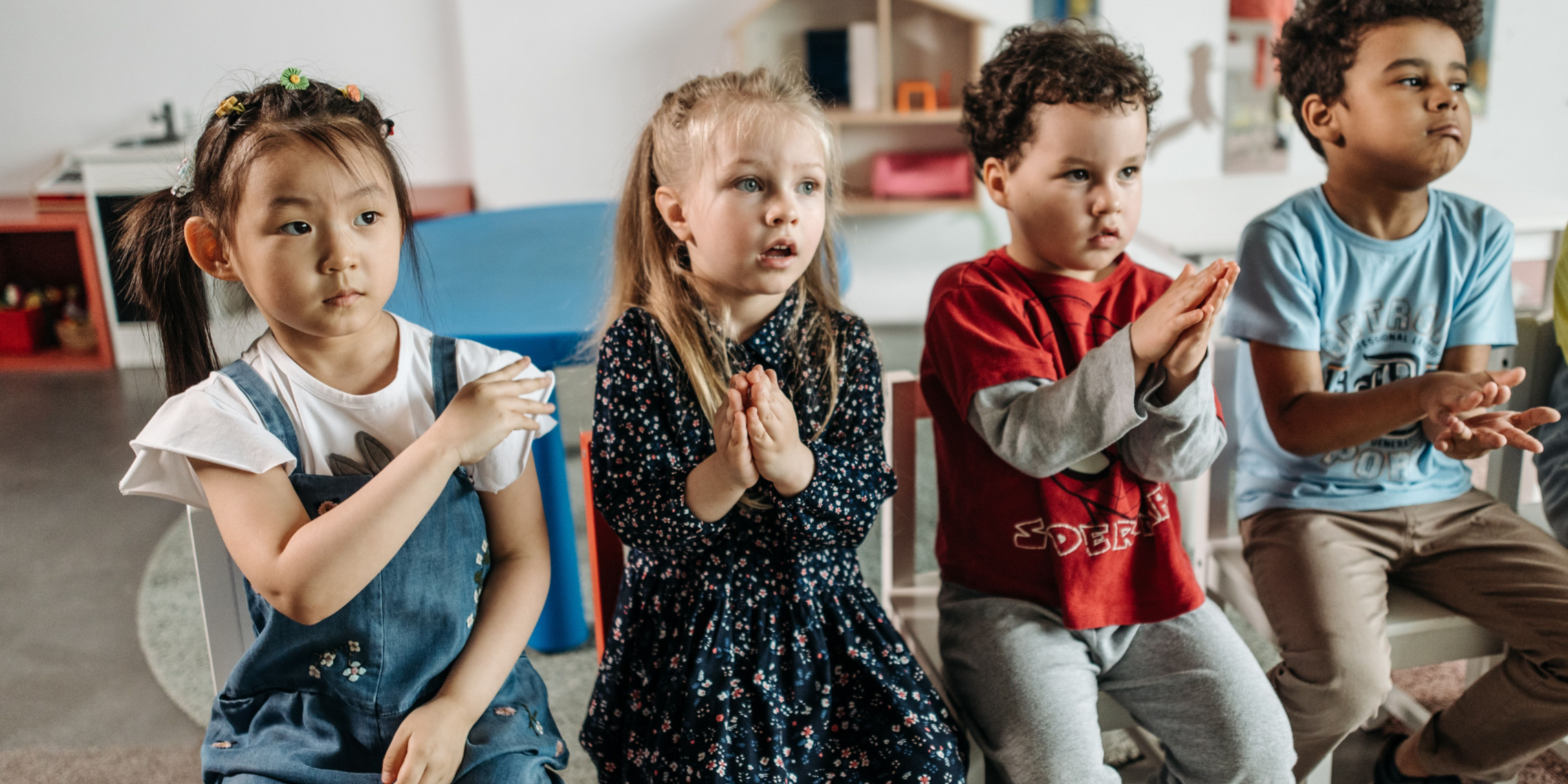 Kita-Kinder beim Singen mit Gesten