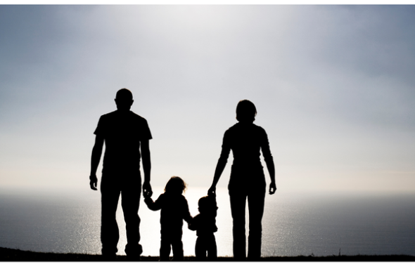 Silhouette einer Familie in grau
