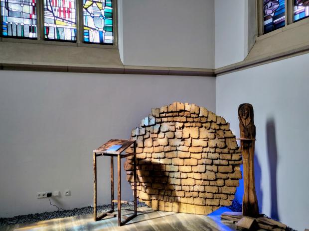 Apostelinnen-Leuchter Venn, Copyright bistum aachen MHL (c) Bistum Aachen/MHL Apostelinnen-Leuchter St. Maria Emfpängnis MG Venn, gefertigt von Sonja Toepfer