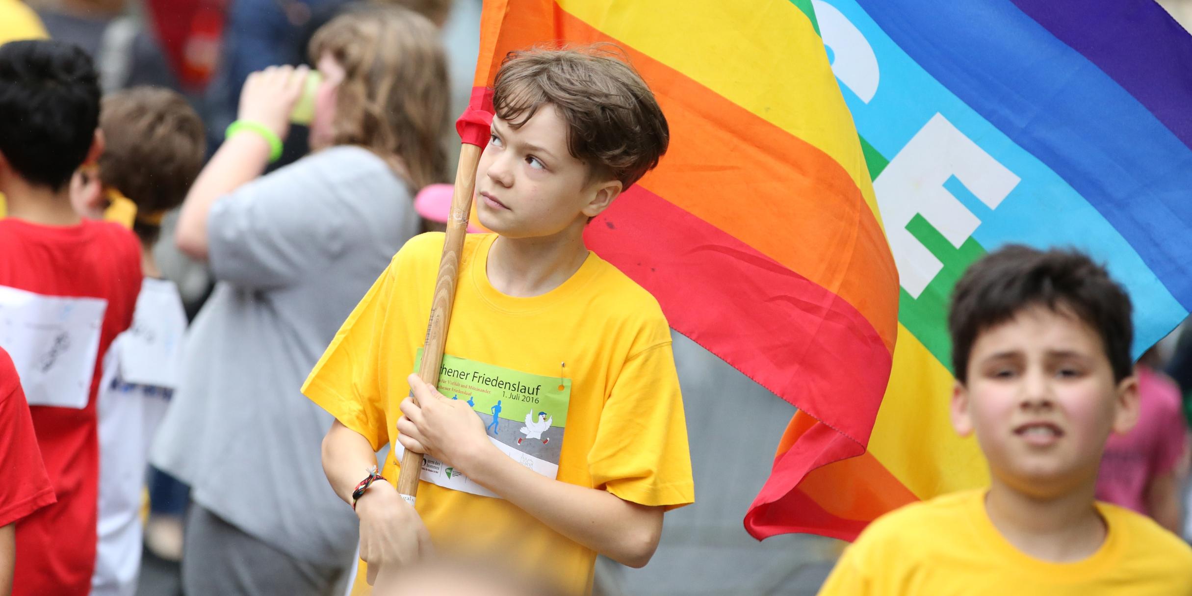 Aachener Friedenslauf, Junge hält Friedensfahne