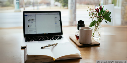 Laptop mit Arbeitsmaterialien