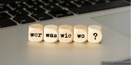 Würfel, auf denen Fragen stehen