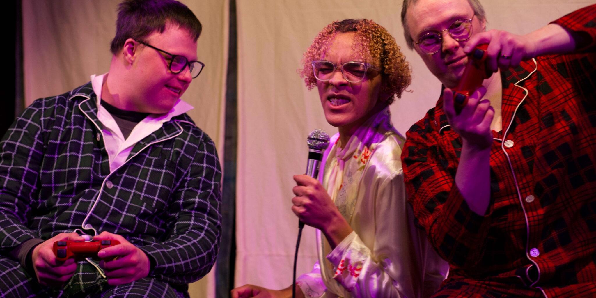 Bild von einer Theateraufführung, bei der Menschen mit und ohne Behinderung auf der Bühne sind