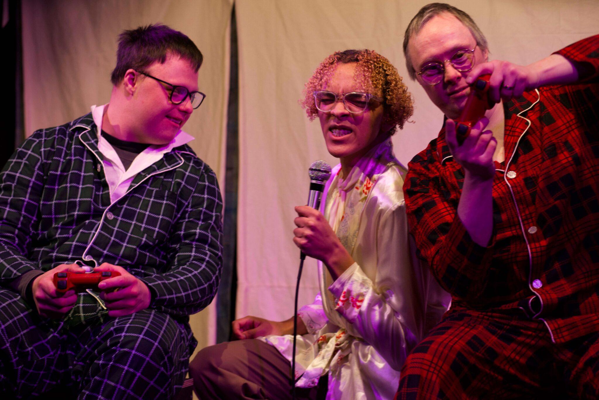 Bild von einer Theateraufführung, bei der Menschen mit und ohne Behinderung auf der Bühne sind