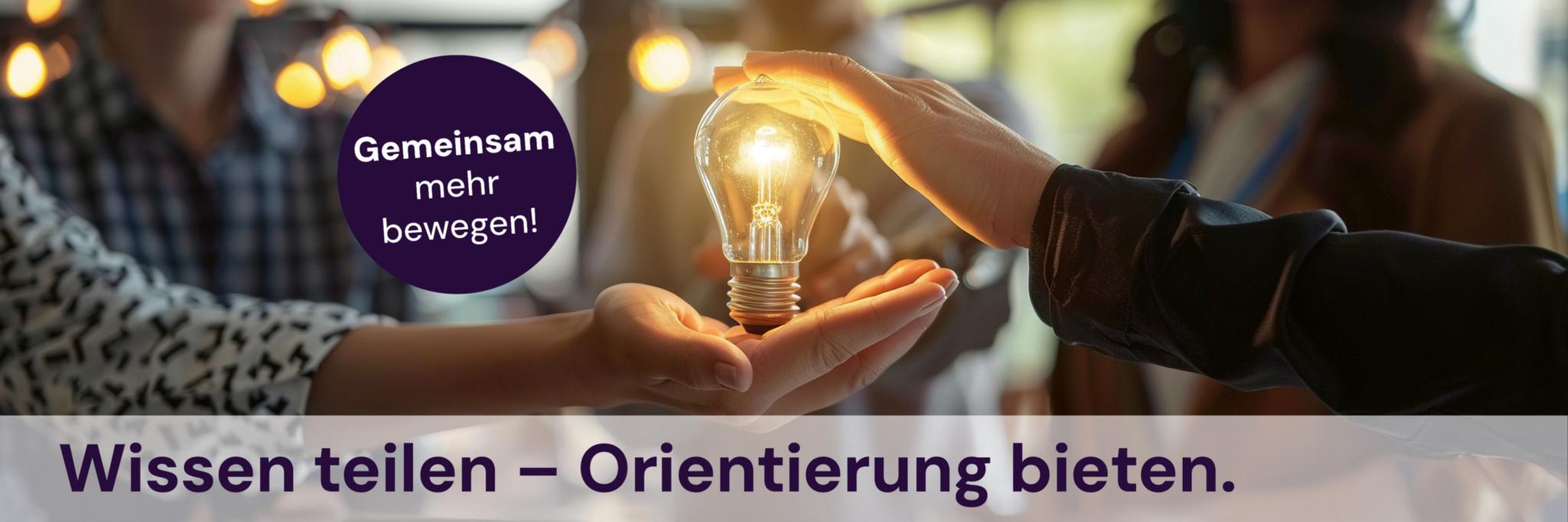 zwei Hände halten eine leuchtende Glühbirne, Erleuchtung, Information
