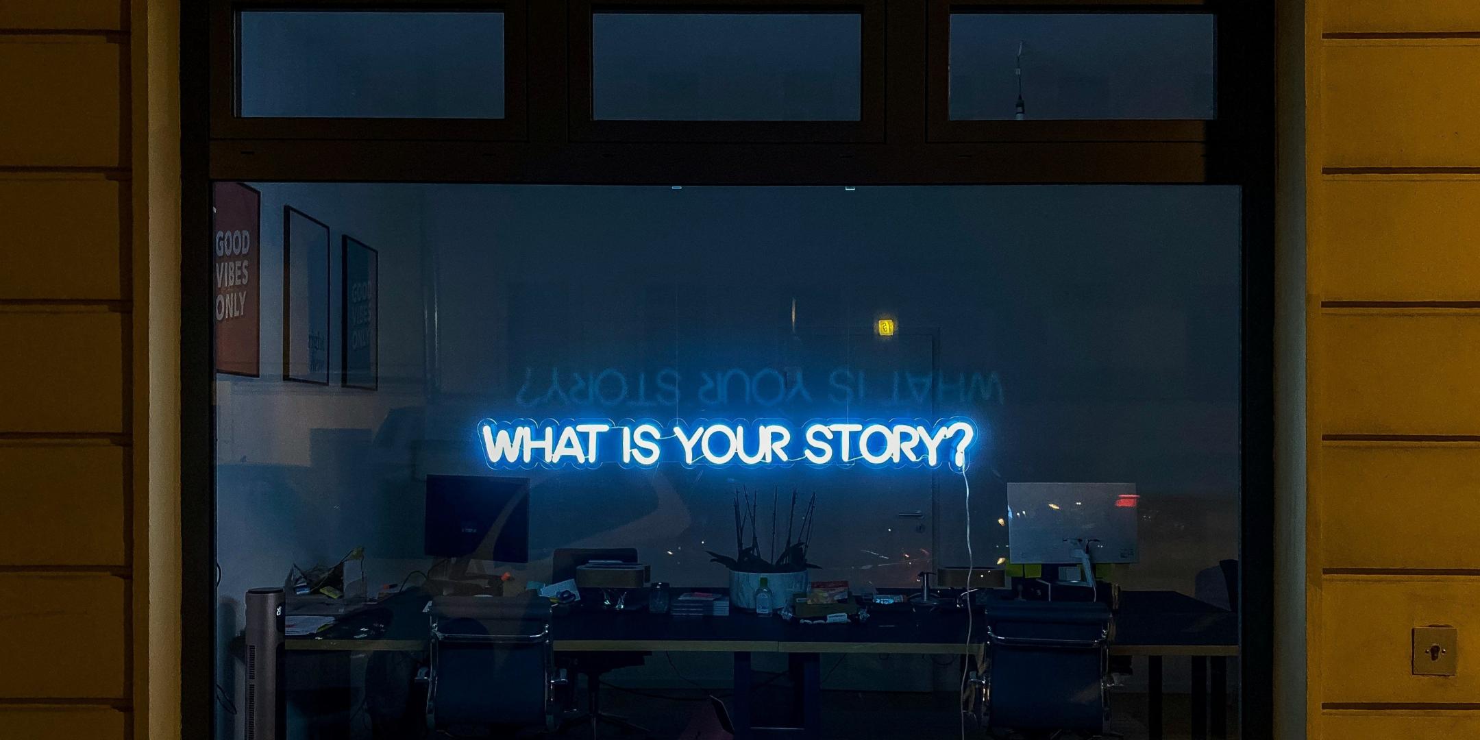 Bild eines Schaufensters mit der Aufschrift Was ist deine Geschichte