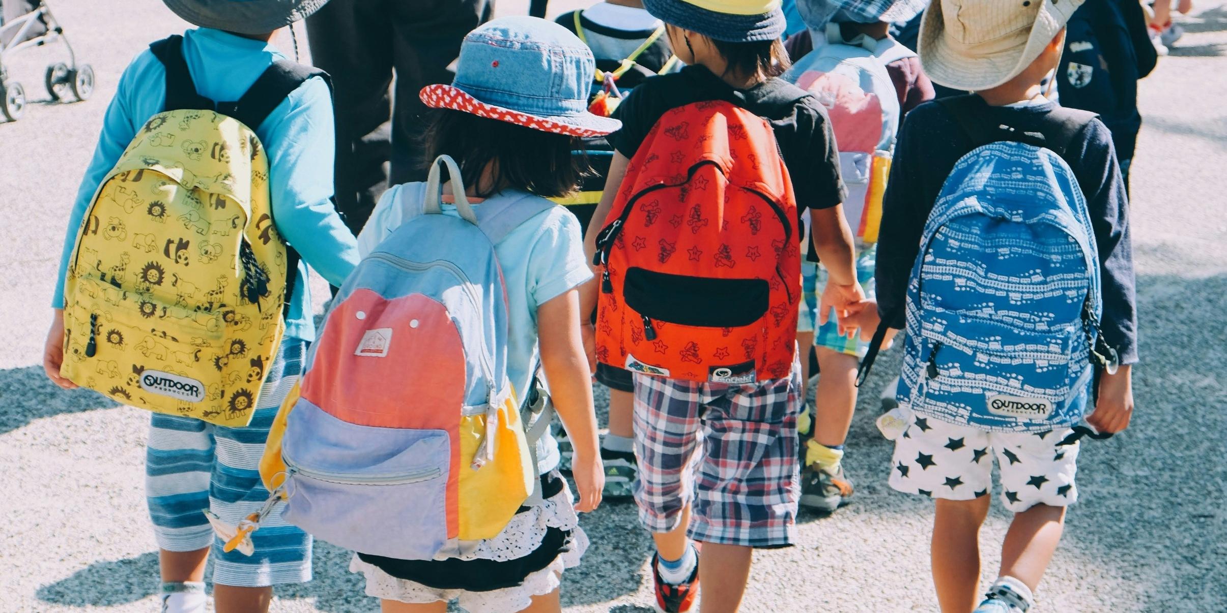 Kinder gehen in einer Gruppe spazieren