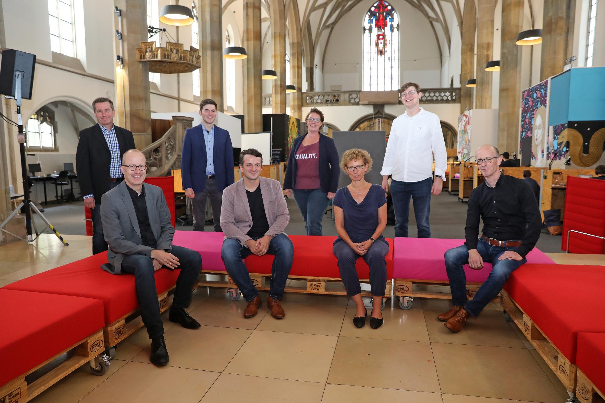 Das Team der Innovationsplattform: Robert von Reth, Christoph Lohschelder (Leitung), Miriam Daxberger, Dr. Simon Harrich (hintere Reihe von links), Auftraggeber Dr. Frank Dillmann, Dr. Christian Schröder, Dr. Angela Reinders und Florian Sobetzko (vordere Reihe von links). Nicht auf dem Foto ist Oliver Schröder.