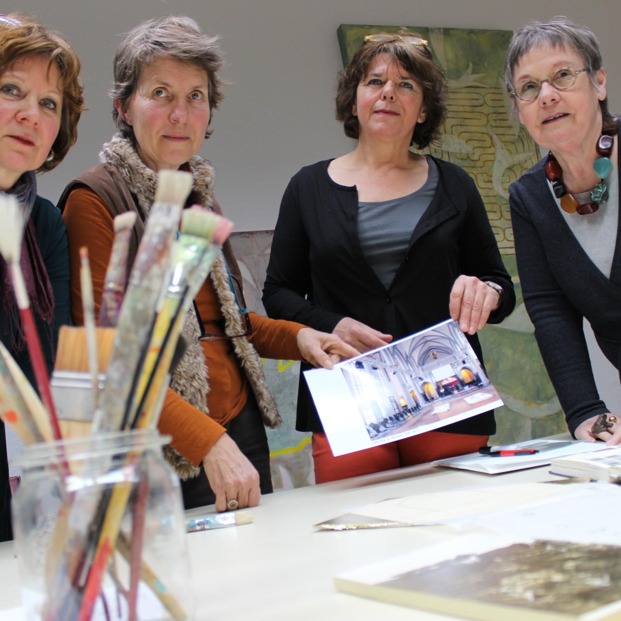 Christel Wermuth (v.l.), Beatrix von Bock, Hanne Werhan und Monika Brenner gestalten die Ausstellung 'NeuLandSuche' in der Citykirche.